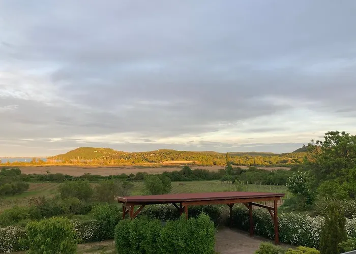 아파트 Voeroesmal Vendeghaz