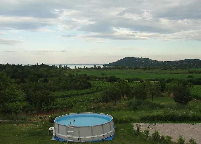 דירה Voeroesmal Vendeghaz באלאטונפורד