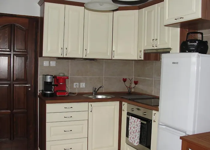 Voeroesmal Vendeghaz * באלאטונפורד